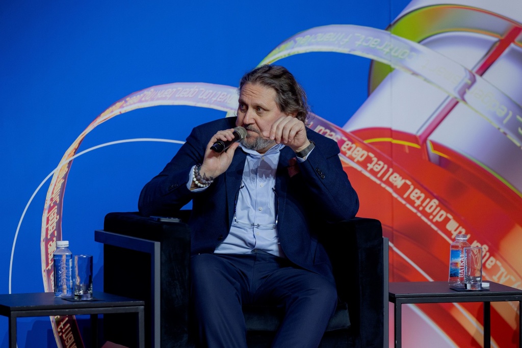 Старший директор Александр Тарасов